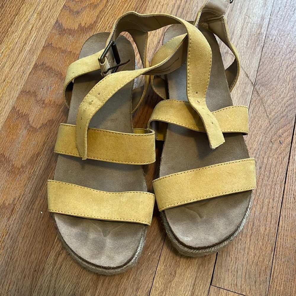 Universal Thread Yellow Platform Sandals Size 9.5